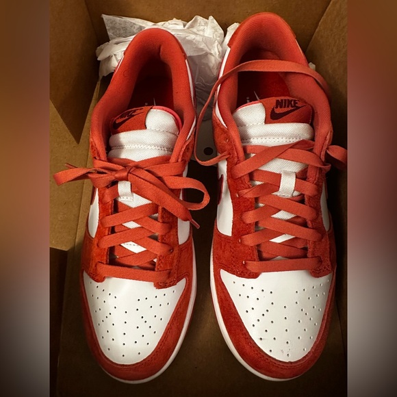 Nike Dunks low Valentines Day sneakers - Picture 2 of 6